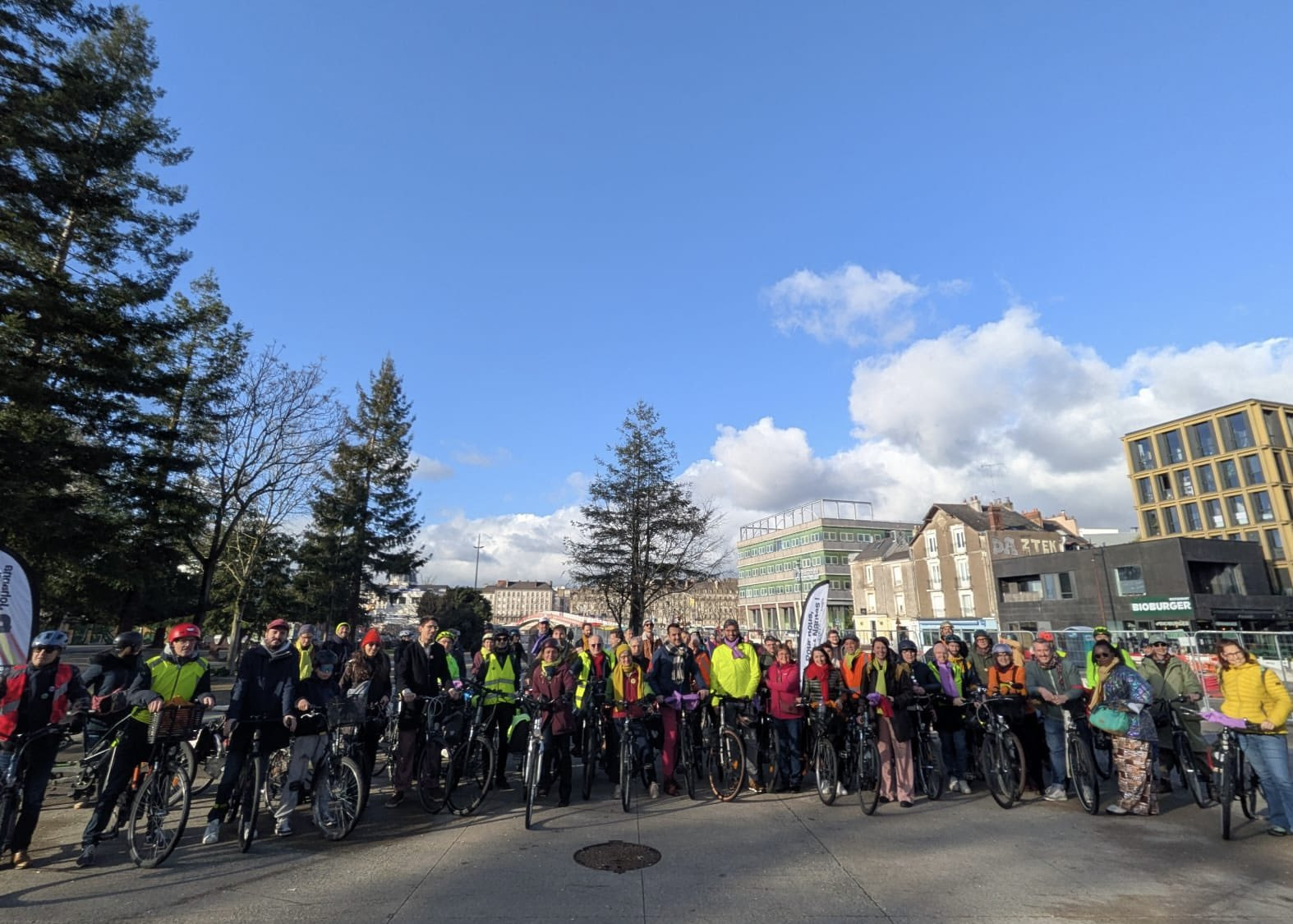Départ de la vélo-parade preès du Pont de Sainte-Anne à Nantes